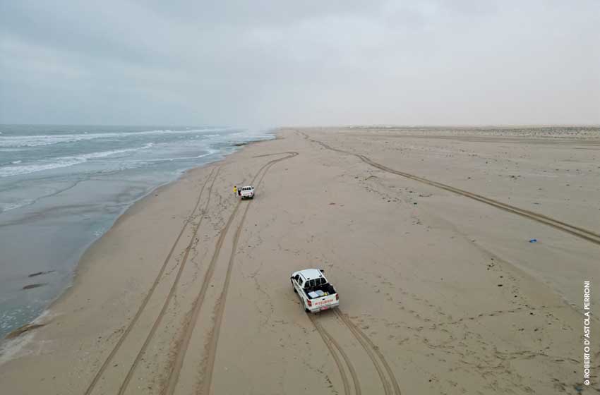 Oman-costa orientale-fuoristrada sulla spiaggia-Ph. Roberto Dastola Perroni