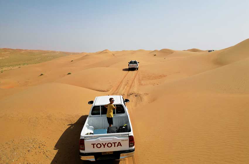 Oman-Wahiba Sands-fuoristrada con bambino