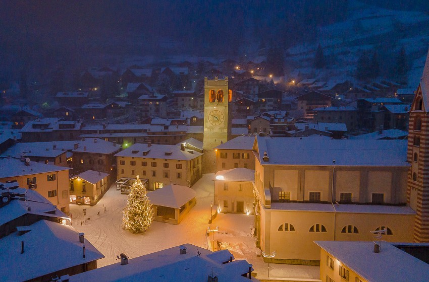 Lombardia-Valtellina-Bormio-centro storico-mercatini di Natale-albero-neve-ph APF Valtellina
