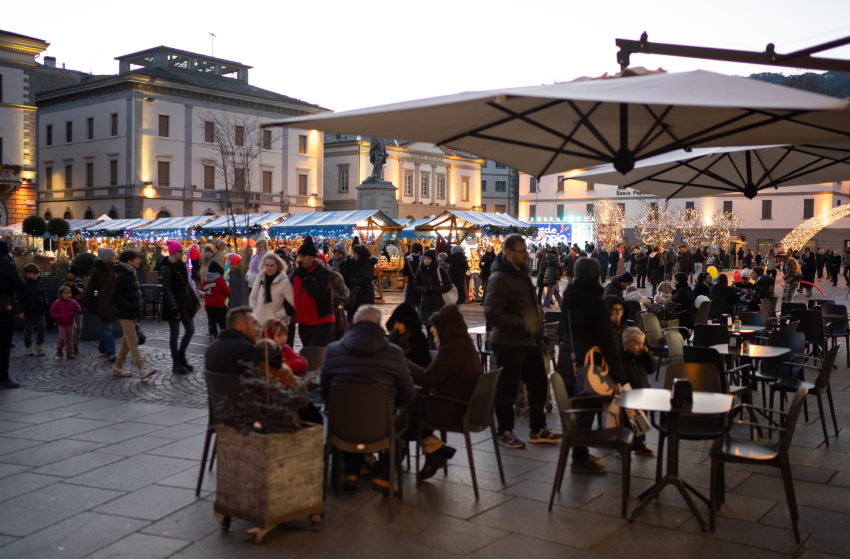 Lombardia-Valtellina-Sondrio-mercatini di Natale-bar e tavolini-ph APF