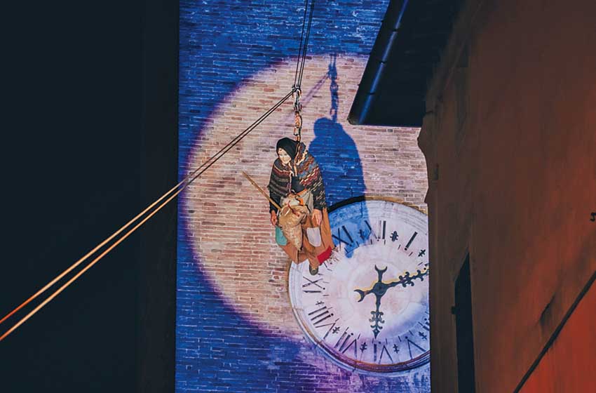 Marche-Urbania-Festa Nazionale della Befana-befana in volo sul campanile