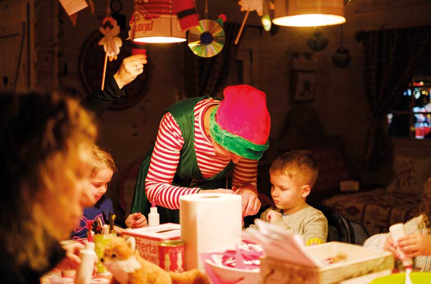 Trentino-Levico Terme-Mercatino di Natale-elfo con bambino