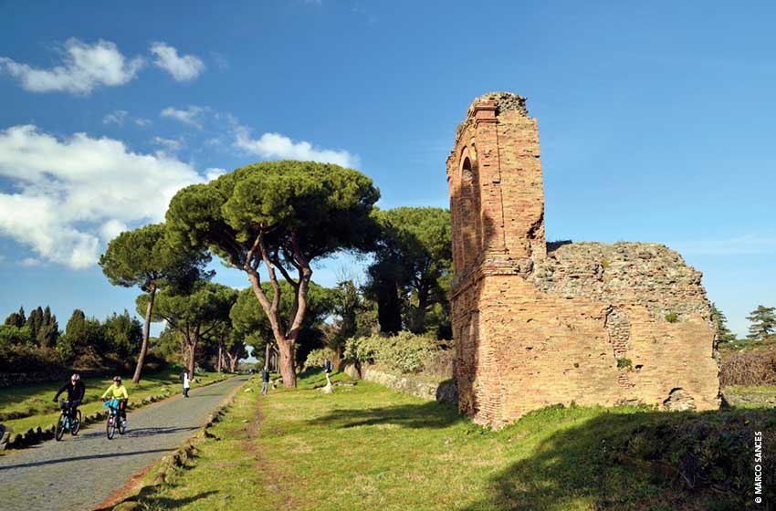 Monumento lungo via Appia Antica