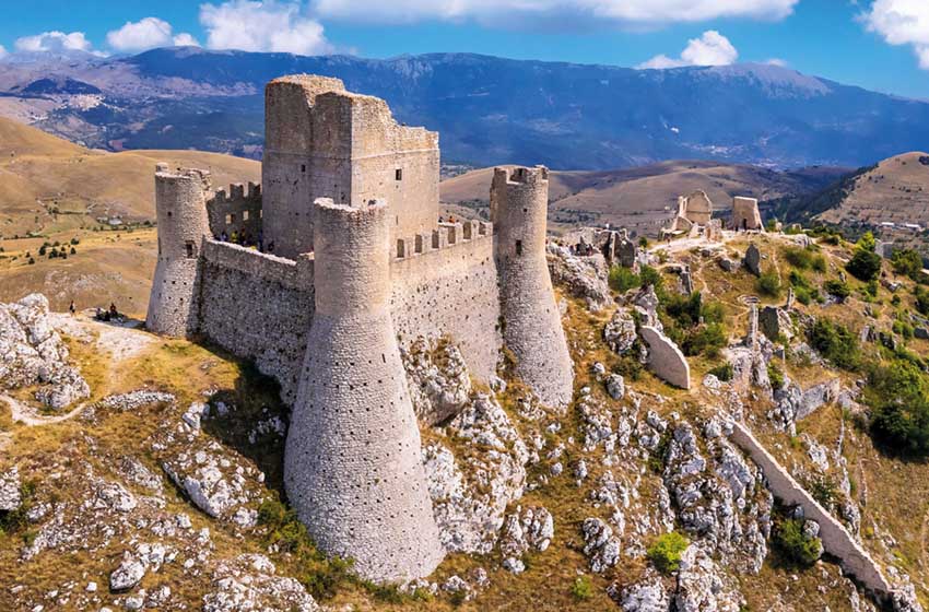 Abruzzo-Calascio-Castello di Rocca Calascio-AdobeStock_1658371944