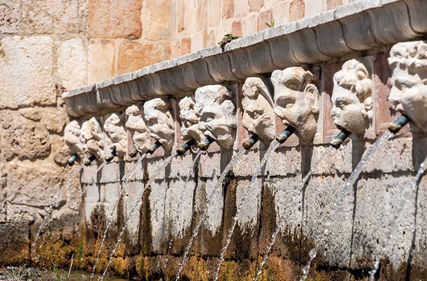 Abruzzo-L'Aquila-Fontana 99 cannelle-AdobeStock_520225272