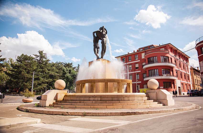 20251204-Abruzzo-L'Aquila-fontana in piazza-AdobeStock_491029442