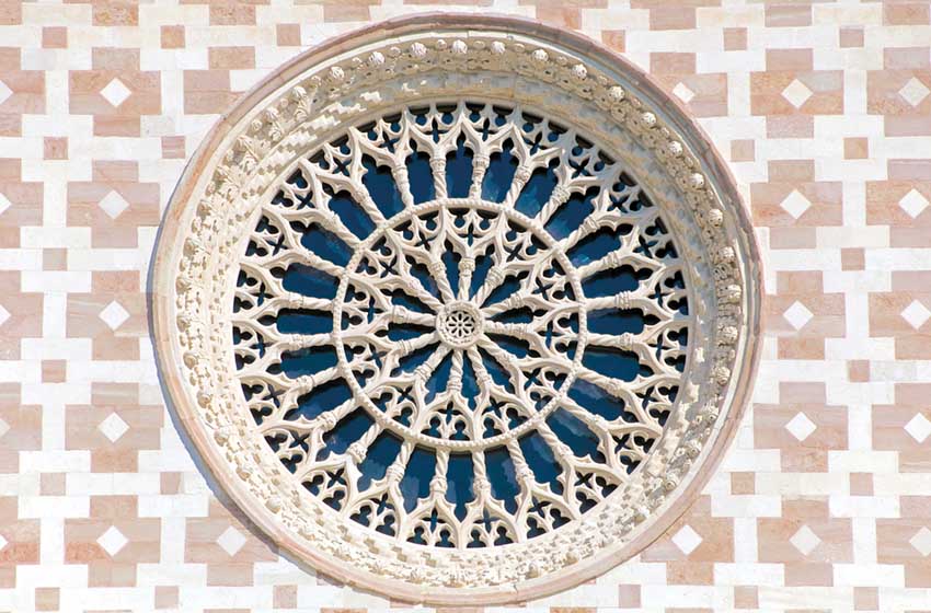 Abruzzo-L'Aquila-Santa Maria di Collemaggio-facciata-rosone-AdobeStock_58360433