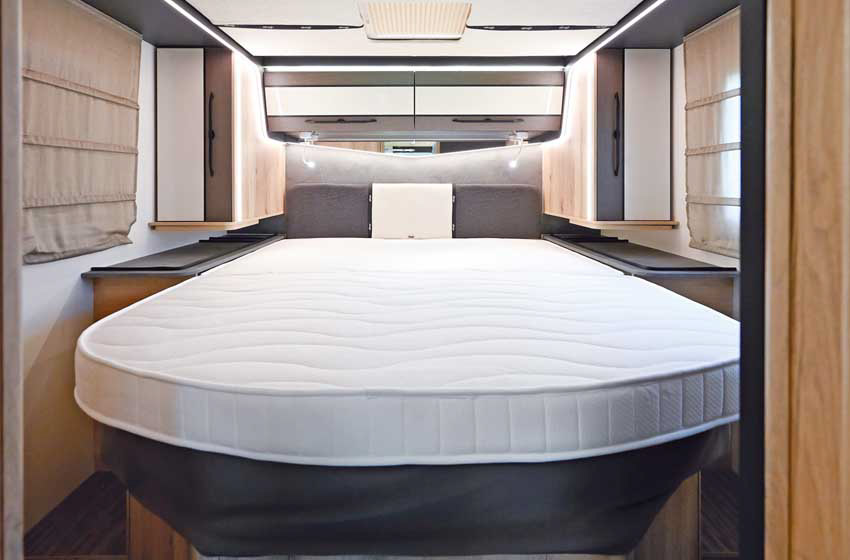 Elnagh Magnum 582 letto posteriore