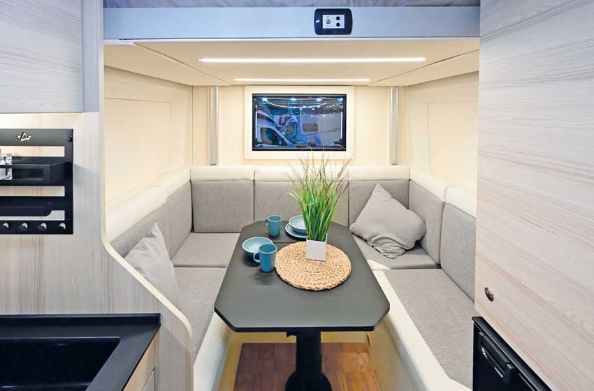 Camper alternativi Atlantis Carbon dinette posteriore