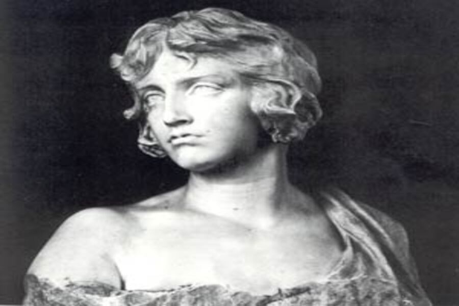 Primo piano della statua della poetessa Nosside