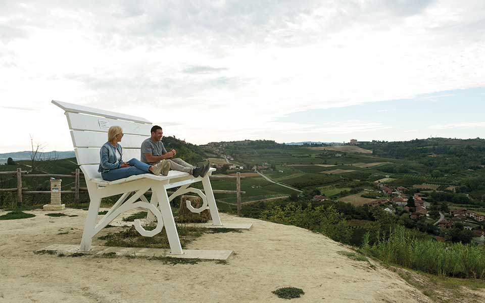 20211104-Piemonte-Roero-Panchina-grande-Panoramica-dalla-collina-del-Castellero