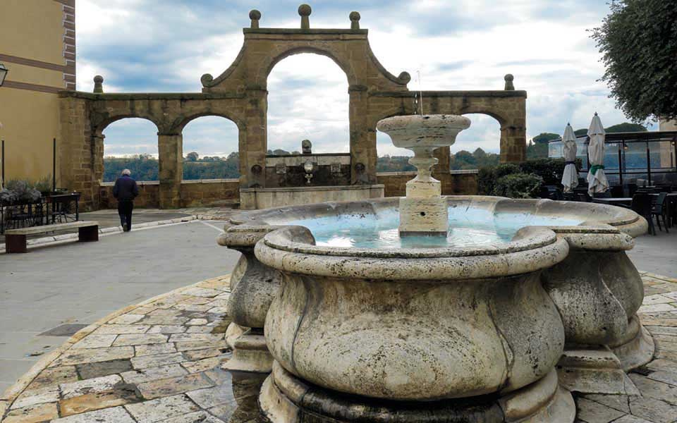 20211105-Toscana-Pitigliano-e-Sorano-Pitigliano-Piazza-della-Repubblica-fontana-medicea