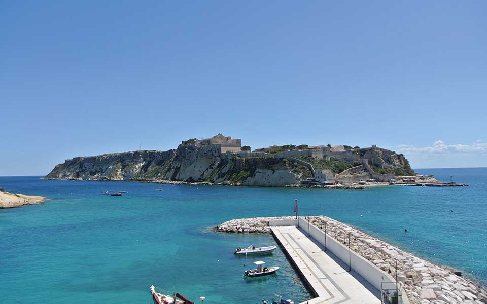 20211130-Dal-porto-di-San-Domino-si-erge-la-sagoma-della-fortezza-abbazia-dell-isola-di-San-Nicola