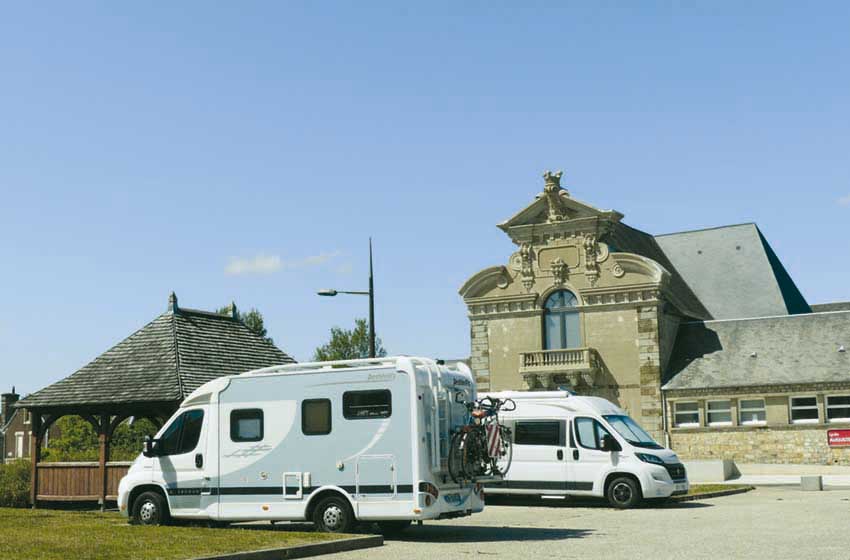 2022-05-27-Francia-Normandia-Domfront-en-Poiraire-Parcheggio-di-Place-de-la-petite-Bruyere