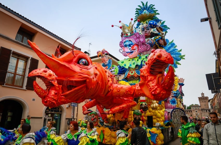 Emilia Romagna-Cento-Carnevale-carro