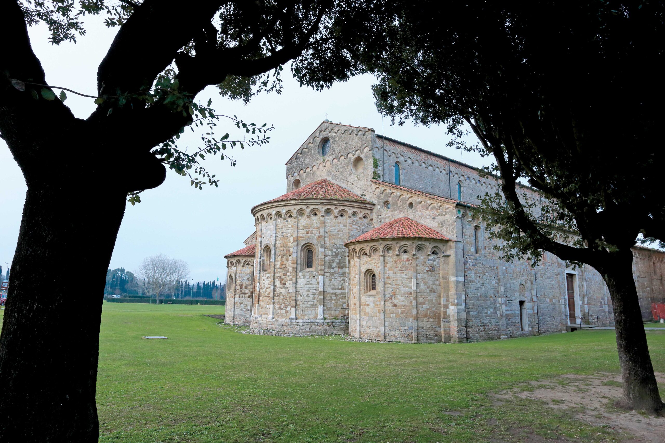 20220208_Basilica-romanica-di-San-Piero-a-Grado-a-Marina-di-Pisa-scaled
