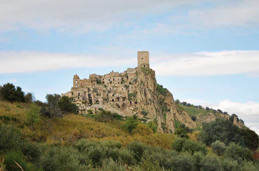 Basilicata-Craco-borgo fantasma visto dalla strada-collina-rupe