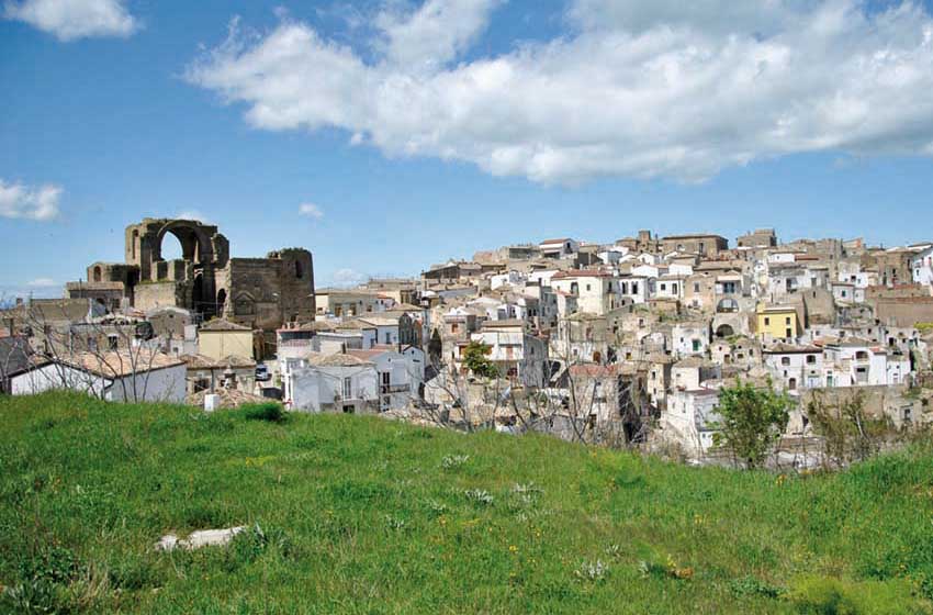 Basilicata-Grottole vista dalla collina della Motta-chiesa diruta-case