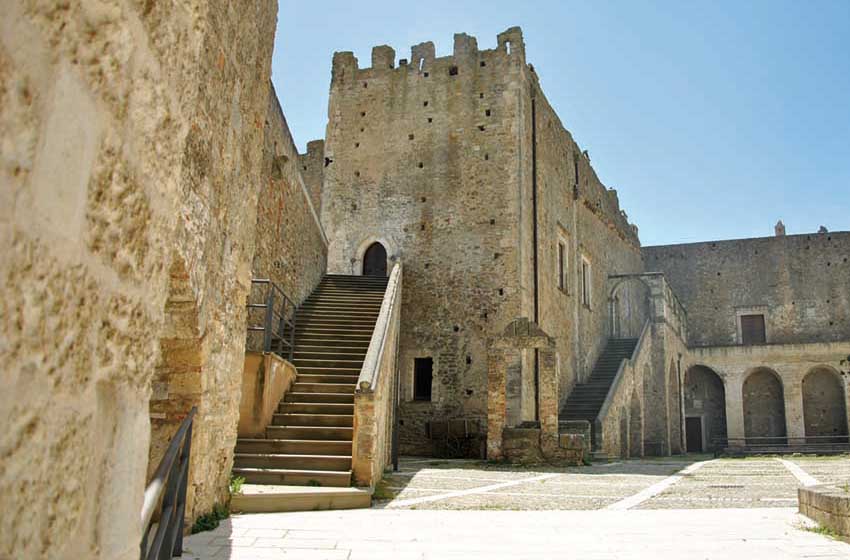 Basilicata-Miglionico-castello del Malconsiglio-esterno cortile