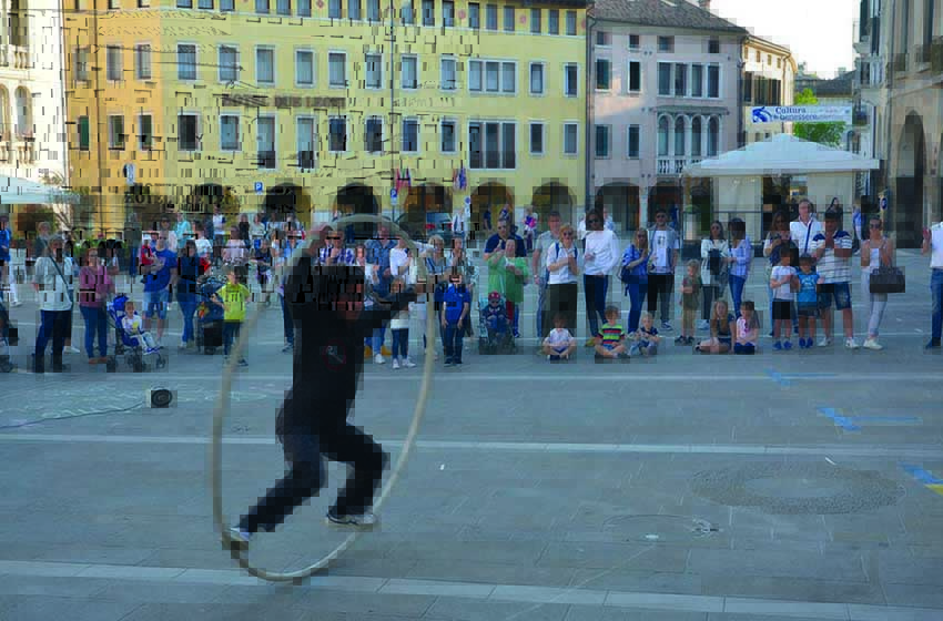 Sacile, un artista di strada in Piazza del Popolo