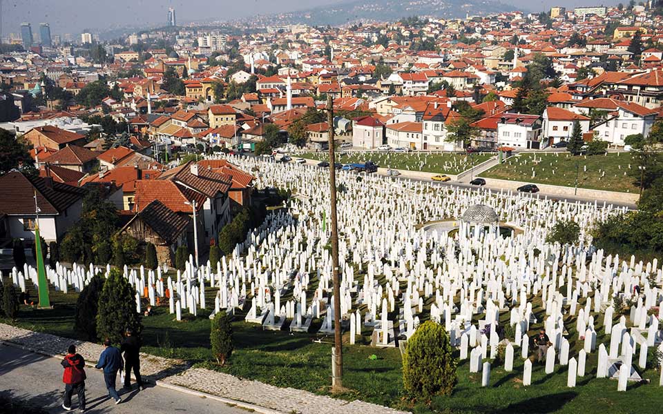 20220702_Panorama sulla città di Sarajevo e su un cimitero di guerra