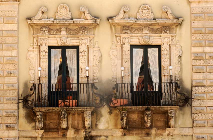 Aci-Castello_finestre-balconate-del-palazzo-comunale
