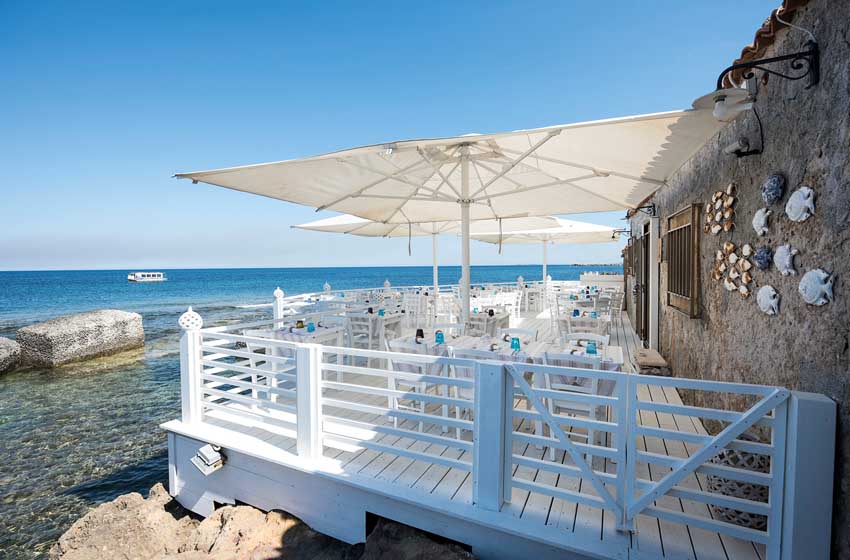 Sicilia-Marzamemi-Cortile Arabo-ristorante-terrazza sul mare-tavoli