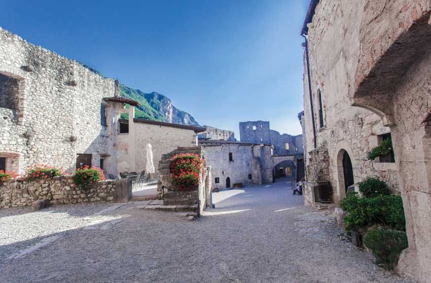 Trentino-Vallagarina-Castel Beseno-mura