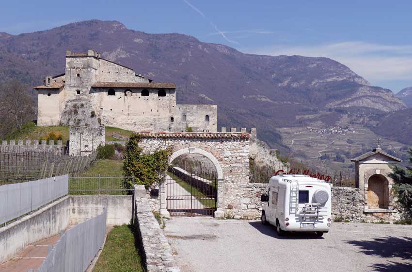 Trentino-Noarna-castello-ingresso-camper