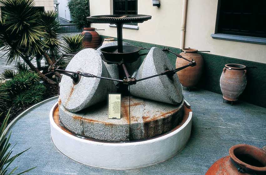 Le macine d'epoca esposte al Museo di Olivo. Liguria