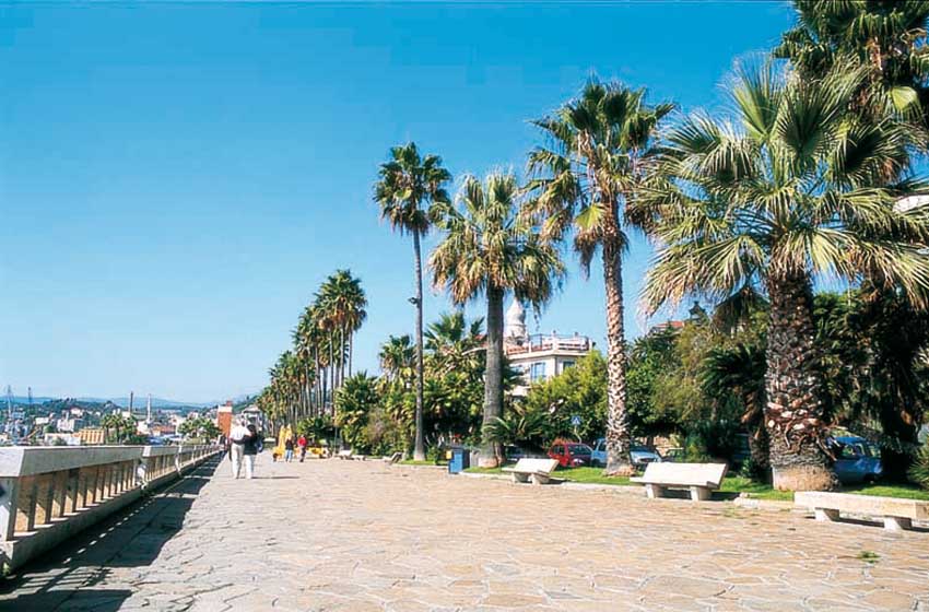 La piacevole passeggiata a mare di Oneglia. Liguria