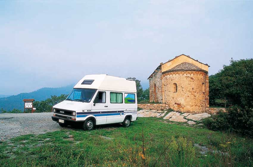Cappella montana e camper. Liguria