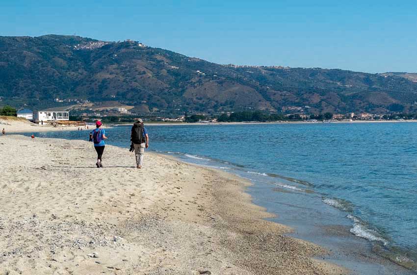 Calabria coast to coast-Soverato-spiaggia-persone-collina