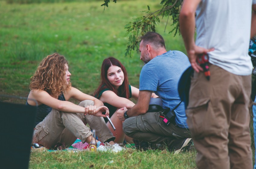 Le ragazze non piangono-film-Basilicata-attrici.-set-pausa-Emma Benini-Anastasia Doaga