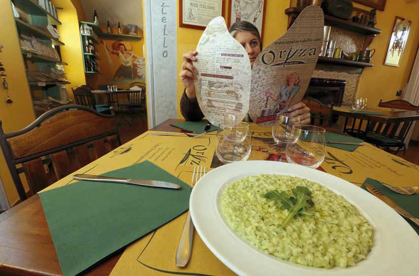Piemonte in camper-Tenuta Castello Desana-risotto-tavola-ospite