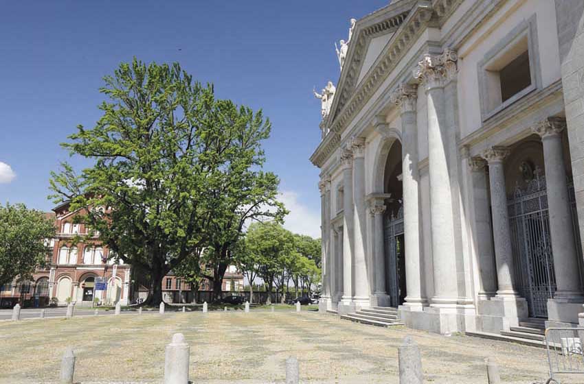 Piemonte-Vercelli-duomo-facciata esterna-piazza