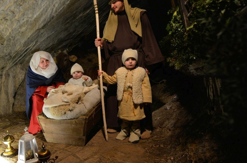 Lombardia-Sarezzo-presepe vivente-personaggi della Natività-Maria e Giuseppe-Bambin Gesù
