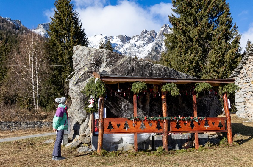 Piemonte-Crodo-presepe-lavatoio-montagna-alberi-ragazza