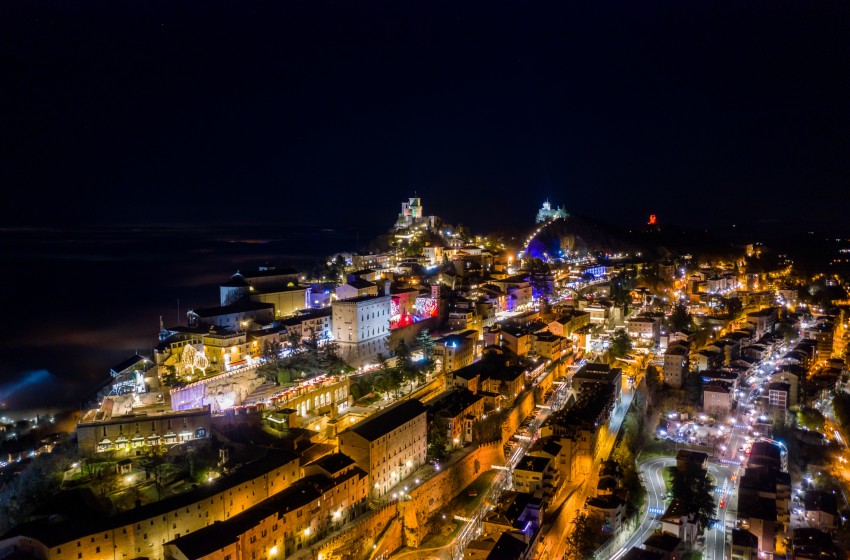 San Marino-veduta notturna della città-luci-rocca-panorama