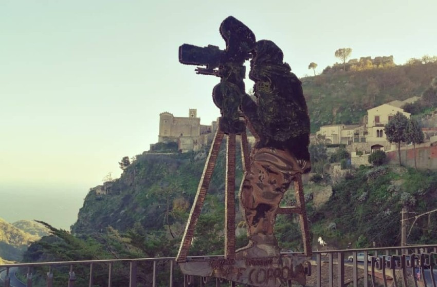 Sicilia-Savoca-film saga Il padrino-scultura ommaggio a Francis Ford Coppola-belvedere-mare