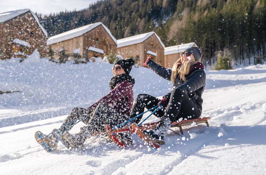 Austria-Carinzia-neve-slittino-ragazze