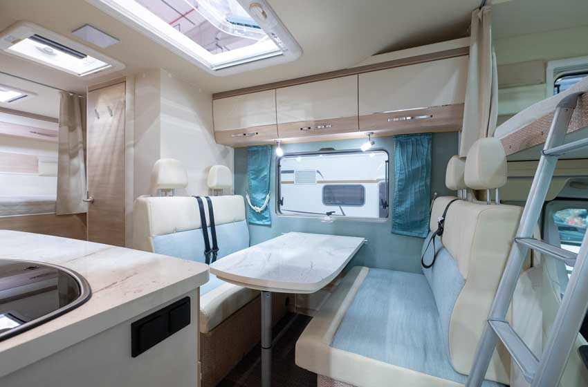 Eura Mobil Activa One 690 HB living anteriore