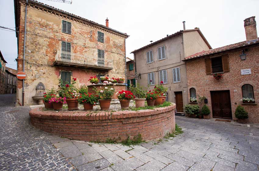 Umbria-MOnteleone d'Orvieto-borghi Val di Chiana in camper- Piazza Cavour