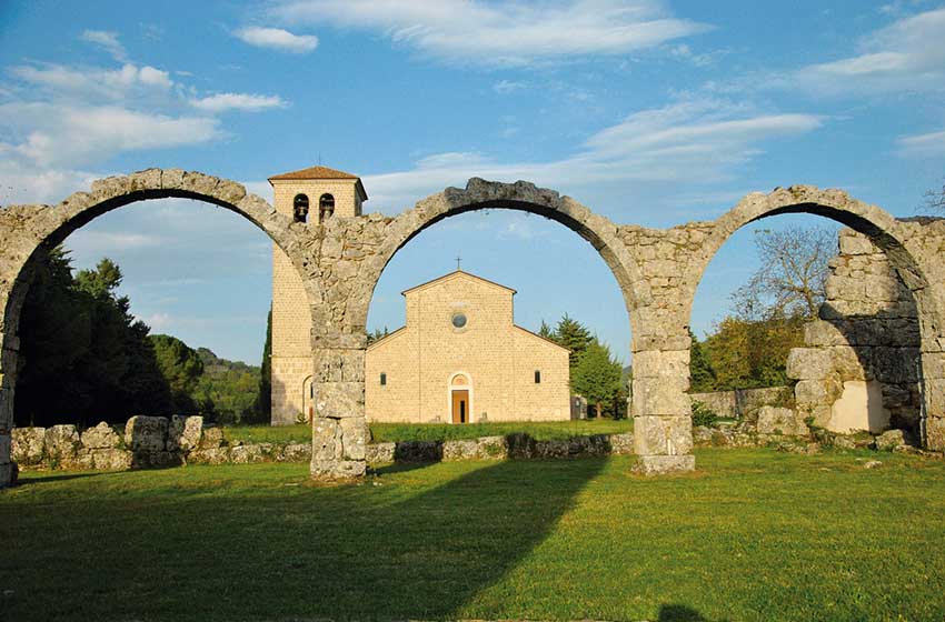 Molise-Castel San Vincenzo-abbazia San Vincenzo Nuovo