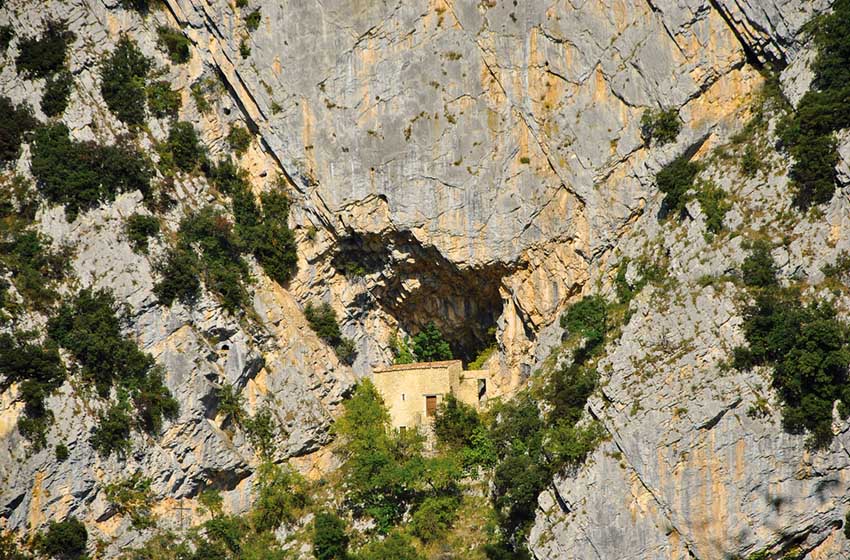 Molise-Castel San Vincenzo-eremo di San Michele-roccia