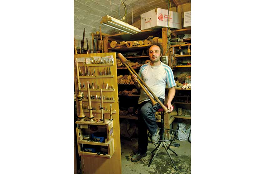 Molise-Scapoli-Franco Izzi artigiano-zampogna-bottega