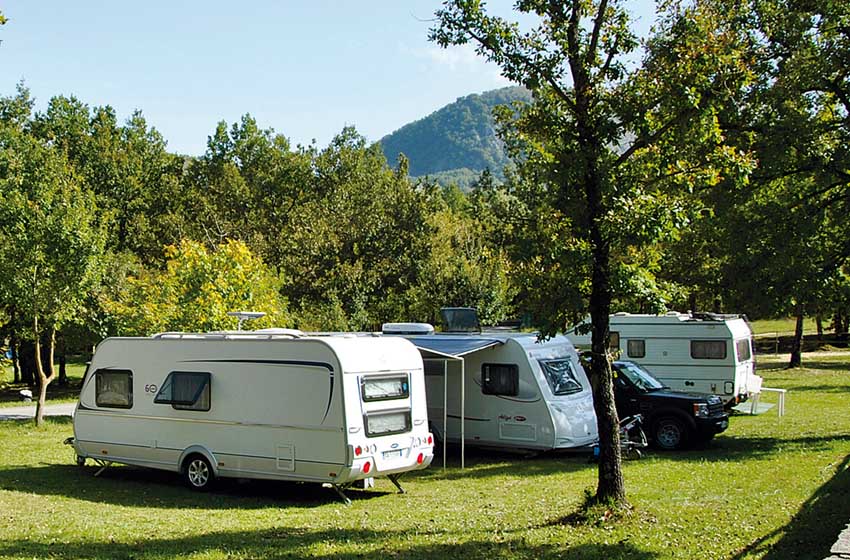 Molise-Castel San Vincenzo-campeggio Oasi della Mainarde-camper-prato-piazzola