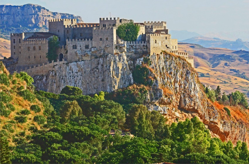 Sicilia-Caccamo-castello-rupe-panorama-montagne-alberi