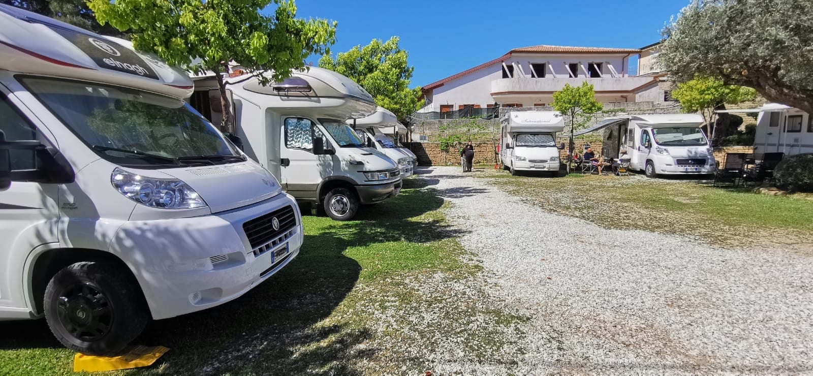 Campania-Castellabbate-area camper L'Angolo Verde-piazzole con ghiaia e erba-camper in sosta