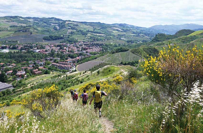Emilia Romagna-Borgo Tossignano-sentiero trekking-escursionisti